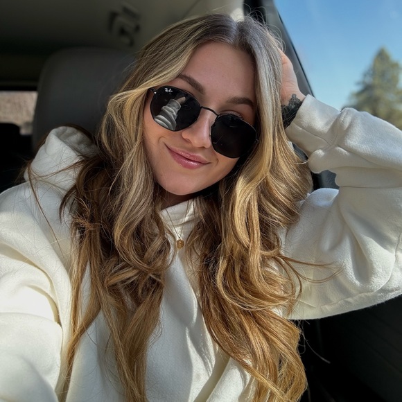 Meet your Posher, Jessica - Picture 1 of 1